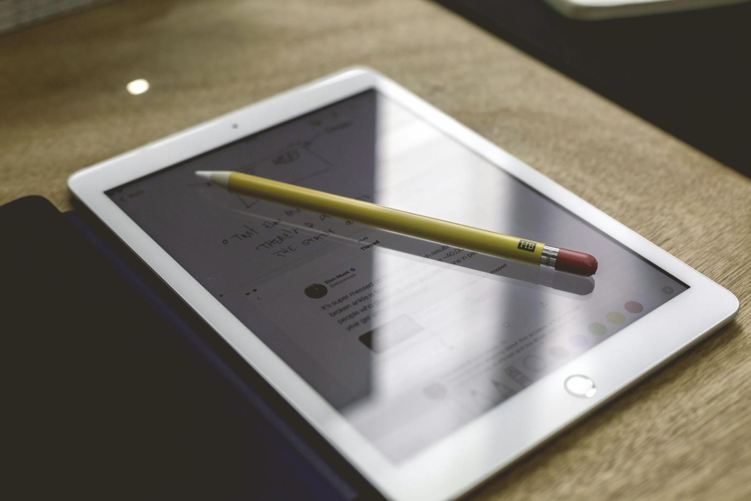 Teilnehmer arbeiten gemeinsam an Budgetplänen während eines Workshops