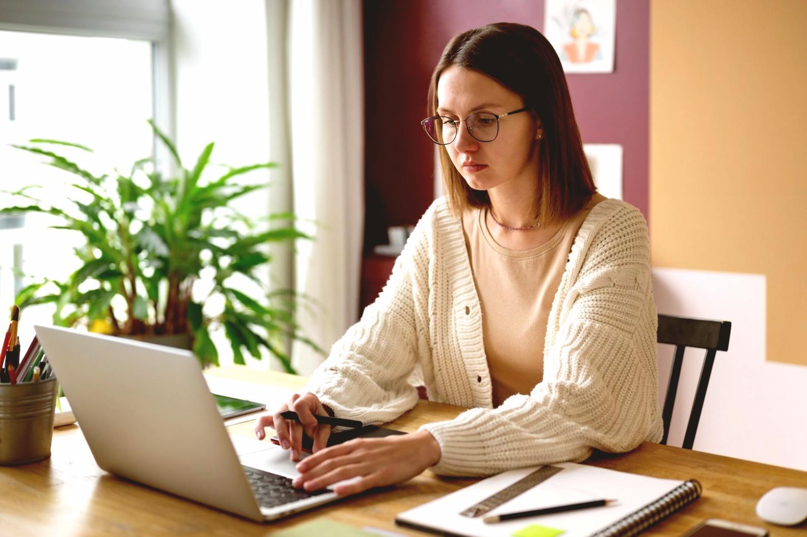 Teilnehmerin arbeitet konzentriert an ihrem persönlichen Budgetplan