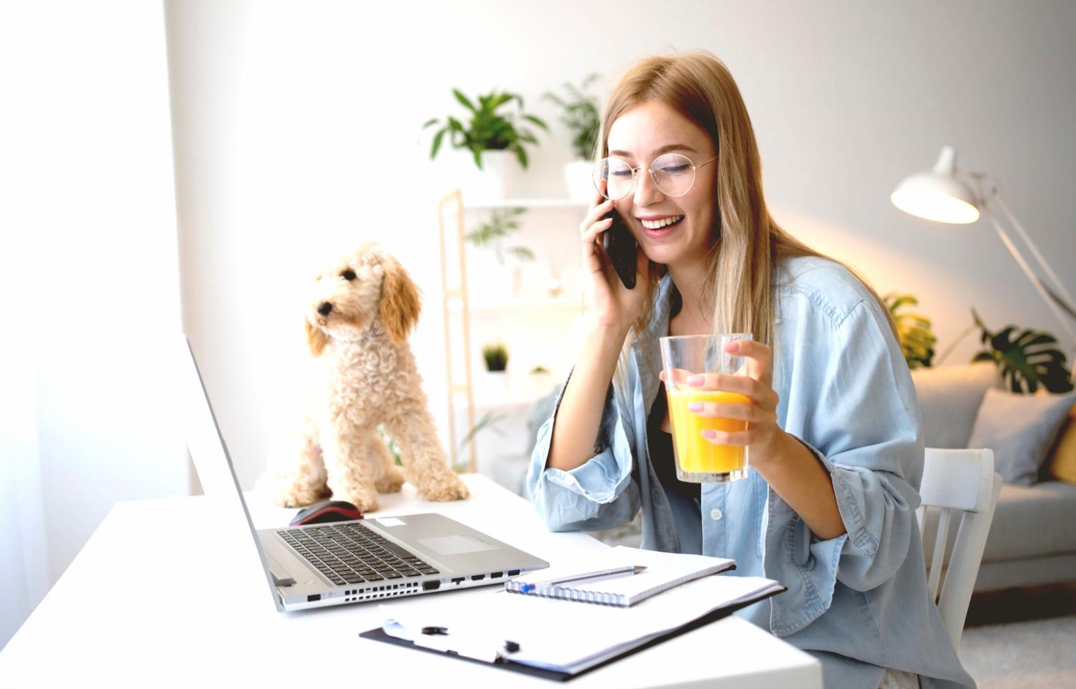 Modernes Büro mit flexiblen Arbeitsbereichen bei gleviorarix